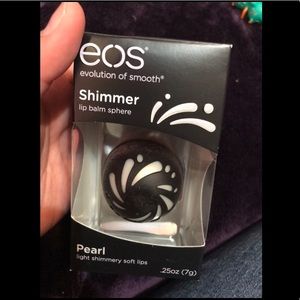 EOS Shimmer Pearl Lip Balm Sphere